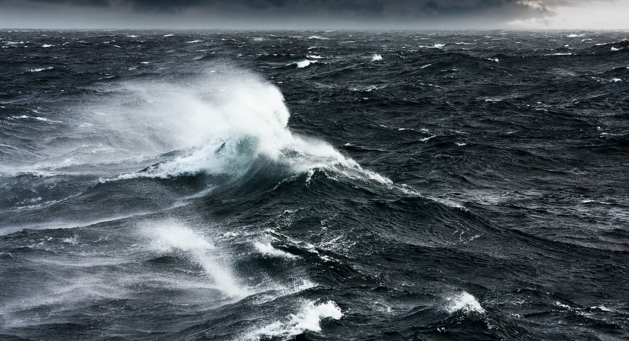 Океаны корабли шторма. Берингово море шторм. Охотское море шторм. Шторм в океане. Сильный шторм.